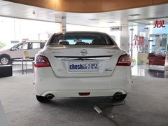 东风日产 2.5L 车辆正后方尾部视角