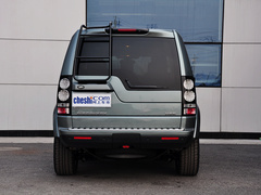 路虎 3.0 V6 SC 车辆正后方尾部视角