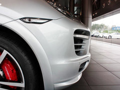 保时捷  Cayenne Turbo 4.8 AT 车辆右前大灯正侧视角