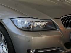 华晨宝马  320i 2.0 AT 车辆右前大灯45度视角