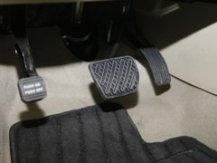 东风日产  公爵 2.5 XV CVT 油门脚踏板特写