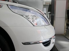 东风日产 公爵 2.5 XV CVT 车辆右前大灯正侧视角