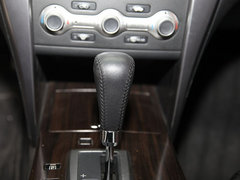 东风日产 公爵 2.5L CVT 挂档把手特写