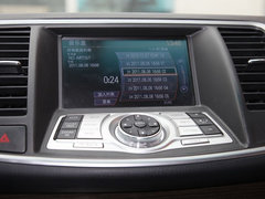 东风日产  公爵 2.5L CVT 中控仪表台上方