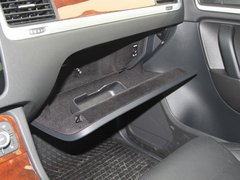 大众(进口)  途锐 V6 TSI 手套箱整体特写