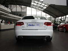一汽奥迪  A6L 2.4 CVT 车辆正后方尾部视角