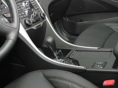 北京现代 第八代索纳塔 2.0 LUX AT 中控台仪表下方45度特写