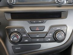 东风悦达起亚  起亚K5 2.0 AT 中控台中央特写