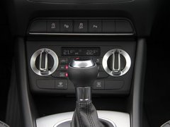 奥迪(进口)  Q3 35 TFSI 中控台下方特写