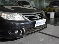 雷諾  2.5 自動 車輛車頭部分特寫