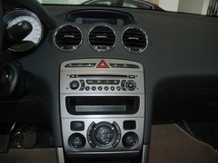 东风标致  标致408 2.0 MT 中控仪表台总特写