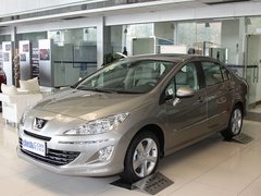 东风标致  标致408 2.0 AT 车辆左前45度视角