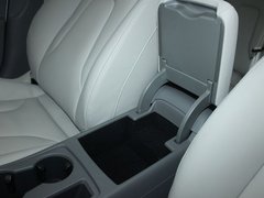 一汽奥迪  A4L 2.0 TFSI CVT 前排座椅中央中间