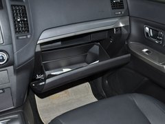 三菱(进口)  帕杰罗 3.0 AT 手套箱整体特写