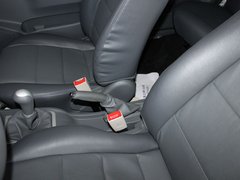 奇瑞 旗云2 1.5 MT 前排座椅中央中间