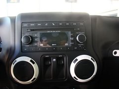 Jeep吉普  撒哈拉 3.6 AT 中控仪表台上方