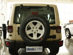 Jeep吉普  撒哈拉 3.6 AT 车辆正后方尾部视角