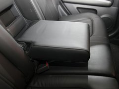 东风日产  奇骏 2.5 CVT 4WD 第二排座椅中间特写