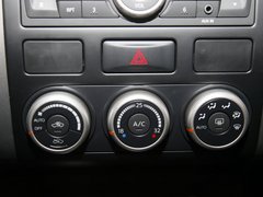 东风日产  奇骏 2.5L CVT 中控台下方特写