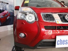 东风日产  奇骏 2.5 CVT 4WD 车辆右前大灯正视图