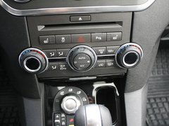 路虎 第四代发现 5.0 AT 中控台下方特写