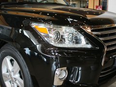 雷克萨斯  LX570 5.7 AT 车辆右前大灯45度视角