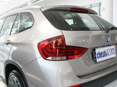 华晨宝马  X1 xDrive28i 2.0T AT 车辆左后大灯45度视角