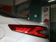 东风悦达起亚  K5 2.0 Premium AT 车辆左后大灯正侧视角