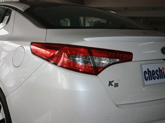东风悦达起亚  K5 2.0 Premium AT 车辆左后大灯45度视角