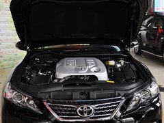 一汽丰田  2.5V 自动 发动机局部特写