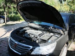 上汽荣威  3.0L 自动 发动机局部特写
