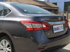 东风日产  新轩逸 车辆左后大灯45度视角