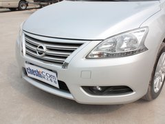 东风日产  轩逸 1.8 XL CVT 车辆车头部分特写