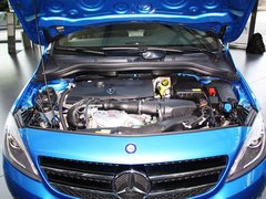 奔驰(进口)  B200 1.6T 发动机局部特写