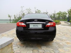 英菲尼迪  M25L 2.5L AT 车辆正后方尾部视角