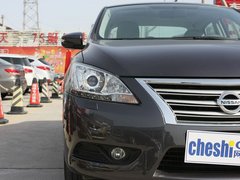 东风日产  轩逸 1.8 XV CVT 车辆右前大灯正视图