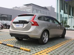 沃尔沃(进口)  V60 2.0T AT 车辆右侧尾部视角