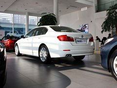 华晨宝马  530Li 3.0L AT 车辆左后45度视角