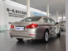 华晨宝马  520Li 2.0T 车辆右侧尾部视角