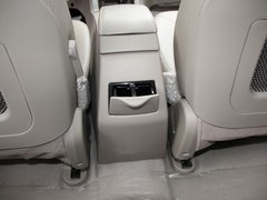 吉利全球鹰  GX7 2.4 AT 前排座椅中央后方整体