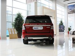 路虎  5.0 V8 NA HSE 车辆正后方尾部视角