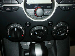 长安马自达  Mazda2两厢 1.5AT 中控台下方特写