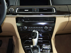 宝马(进口)  740Li 3.0T AT 中控台下方特写