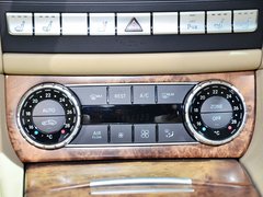 奔驰(进口) CLS350 3.5L 中控台下方特写