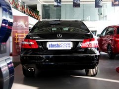 北京奔驰 E260L 1.8T AT 车辆正后方尾部视角