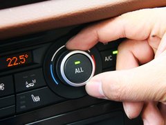 宝马X1 2013款 sDrive18i 2.0L 运动设计套装 5座