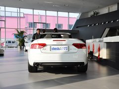 奥迪(进口)  A5 Cabriolet 2.0T AT 车辆正后方尾部视角