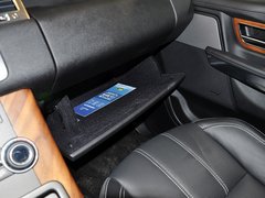 路虎  揽胜运动版 5.0T AT 手套箱整体特写