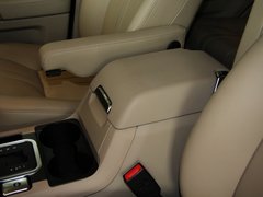 路虎  3.0T AT 前排座椅中央中间