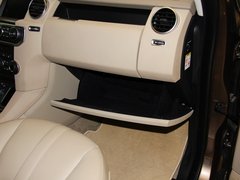 路虎  第四代发现 3.0T AT 手套箱整体特写